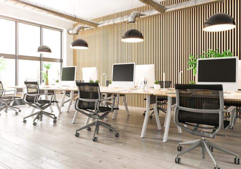 パソコンがあるデスクが並んでいる様子